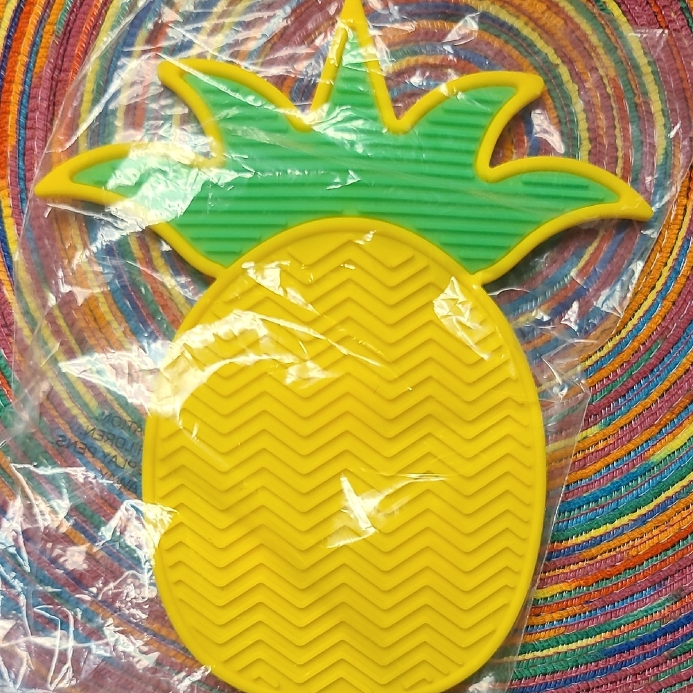 Tropical Pineapple Makeup Brush Pad - Yellow and Green